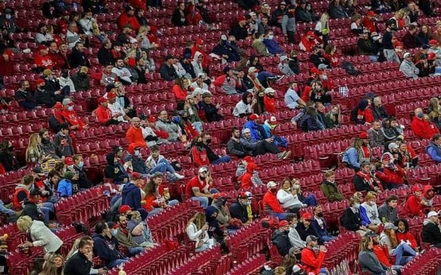 【MLB】息子は絶望の表情…　HRボール取ろうと焦って大転倒した「父ちゃん大丈夫か？」