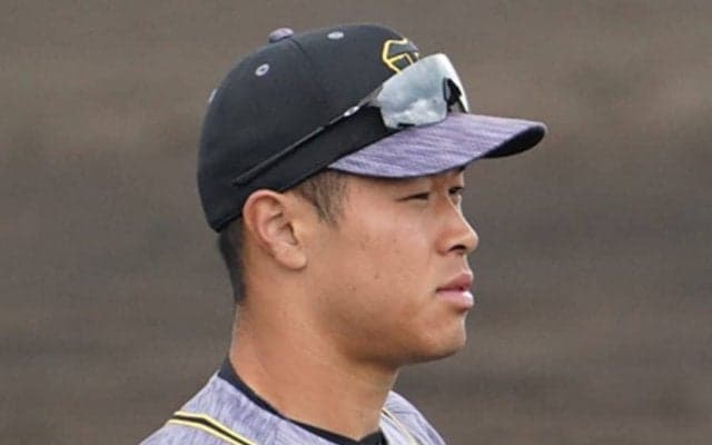 阪神ドラ1佐藤輝、痛恨失策も“経験者”から貴重な助言「一度の後逸は仕方ない」