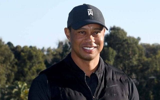 重傷ウッズ、松葉杖でコース訪問　リハビリ“相棒”も紹介「僕のベストフレンドだ」