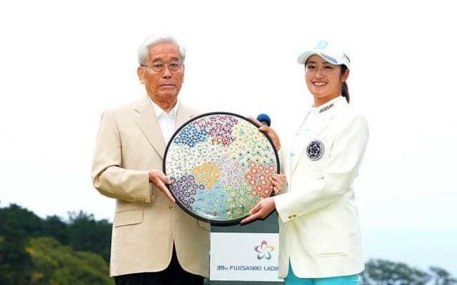 21歳稲見萌寧、逆転Vで今年8戦4勝　大会新で貫録の強さ「応援が最後の後押しくれた」