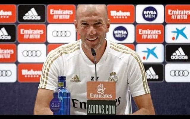 ギャップ萌えで攻めるジダン 薄紫色の部屋着で奇妙なポーズをとる