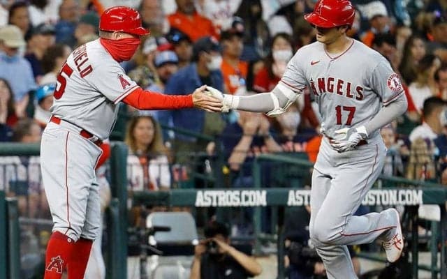 【MLB】「打球音は別格」「次元が違う」　大谷翔平、左手突き上げた“確信V弾”に米衝撃