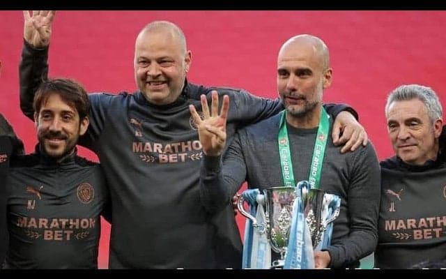 カラバオ・カップ4連覇を達成したペップ、30個目のタイトルを掲げる