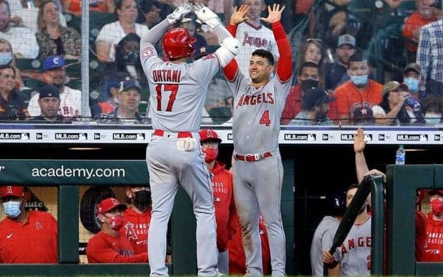 【MLB】大谷翔平、カメラにアピールする“別アングル弾”に興奮拡大「僕のこと指さしたの？」