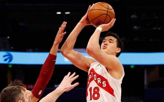 【NBA】渡邊雄太、実況も興奮“豪快ぶら下がりダンク”に現地熱狂「Ohhhh yeahhhh」「特別」
