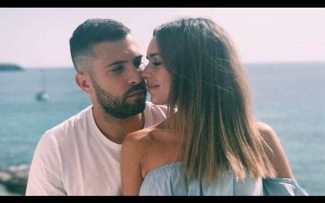 アルバ 美人妻と共に結婚6周年記念日を祝福...自宅でサプライズ