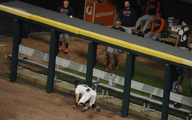 【MLB】スーパーキャッチ寸前の悲劇　一転珍プレーの“ズッコケ右翼手”に笑撃「信じられない」