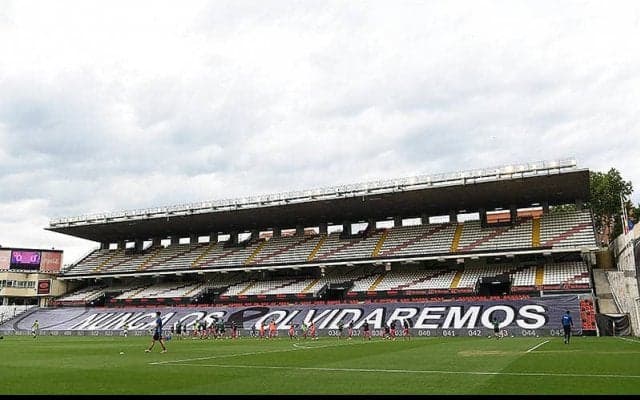 スペイン2部ラージョのサポーターが本拠地を徹底的に清掃!　極右政党幹部の来場に対する抗議