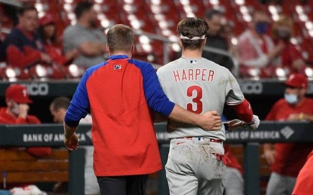 【MLB】358億円男ハーパーの顔面に156キロが直撃…　転倒、出血、交代の展開にファン慄然