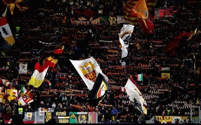 フォルツァ、ローマ!　千人以上のロマニスタがマンチェスターに向かうチームを熱狂的に鼓舞