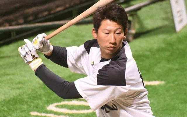 今季1号で“左手首トントン”は柳田への合図…　鷹・真砂が「あと9本」目指す原動力