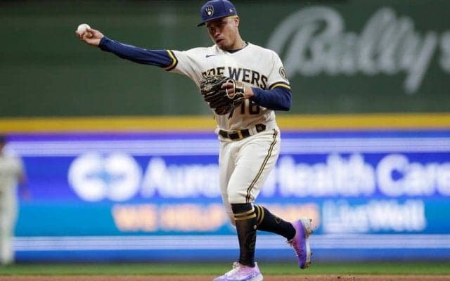 【MLB】「今まで見た中でも最高級」絶妙トス→ジャンピング送球の“華麗すぎるゲッツー”