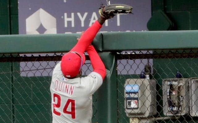 【MLB】グラブに入ったのに「嘘だろ…」　ヒーローになり損ねた本塁打キャッチ失敗