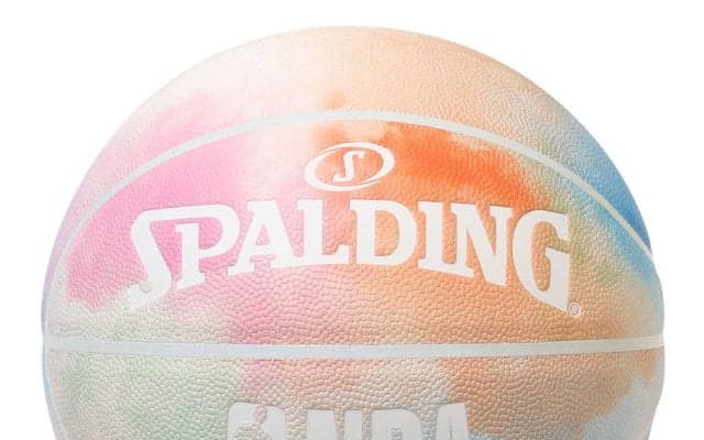 スポルディングが東京レインボープライドの活動に賛同し、タイダイ・レインボーバスケットボールを協賛