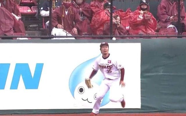 打球が行方不明「見失う島内可愛すぎ」　“フェンスポ”二塁打に「ファンも見失う」