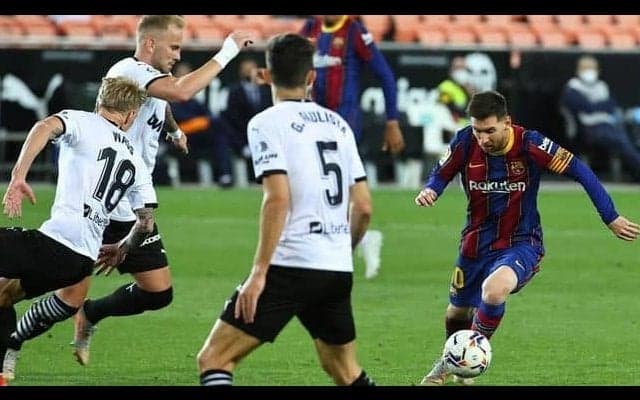 バレンシアに辛勝したバルサ、芸術FK弾含む2発のメッシに最高評価「8」