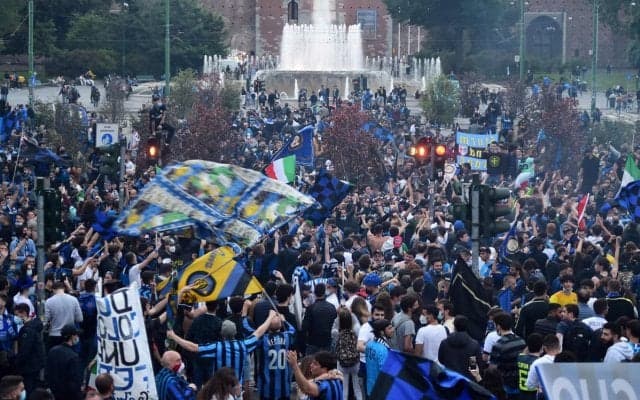 11年ぶりの優勝、インテルサポーター3万人がコロナ禍でもドゥオーモ広場に集結