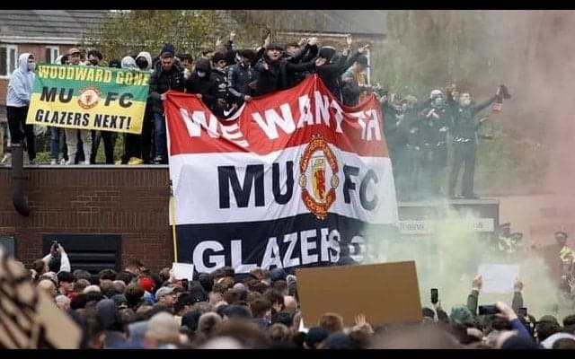 マンU対リヴァプールが延期に...ファン200人が本拠地に押し寄せる