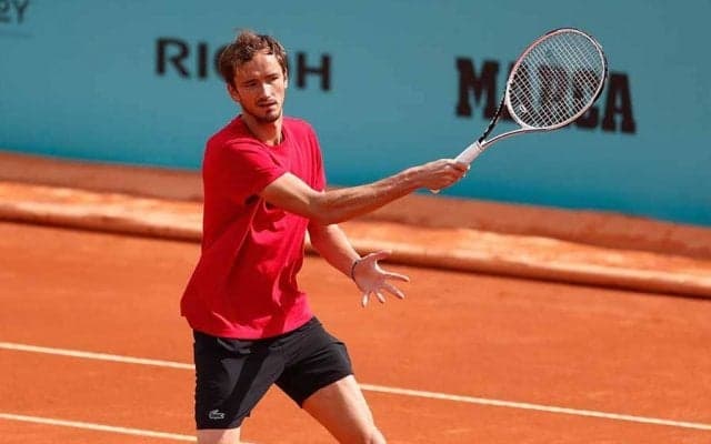 痛っ!!　メドベージェフが起こした“謀反”に海外笑撃「相棒はヘルメット被るべき」