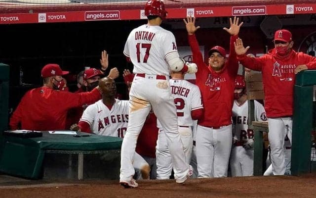 【MLB】大谷翔平、ベンチ前で“充実のドヤ顔”　130m弾直後の1枚に米反響「偉大な二刀流」
