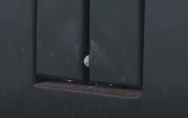 「そこに挟まるのかよ」　楽天茂木の“フェンス埋め込み弾”は「ホールインワンだろ」