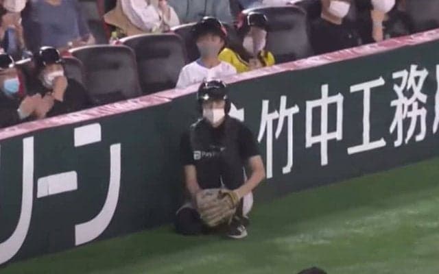 強烈ファウルも難なくキャッチ　鷹ボールボーイの「レベルが高すぎる」「育成選手？」