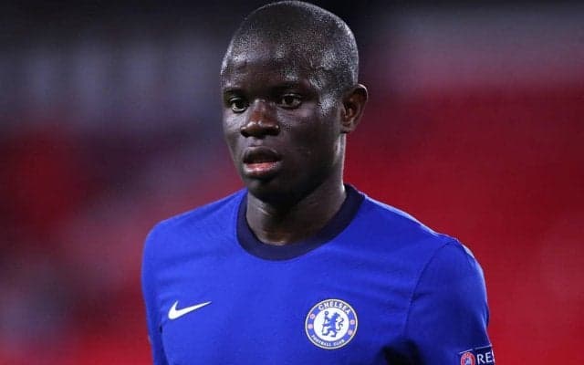 ハイパフォーマンスのカンテ、愛車のミニ・クーパーにサポーターから手荒い祝福を受ける