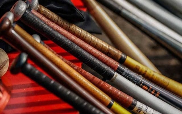 なぜ飛距離が伸びる金属バットは良くない？　打者だけでない“投・守”に及ぼす弊害