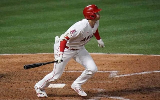 【MLB】大谷翔平、泳ぎながらの右手一本フェン直二塁打　米記者唖然「凄い」「馬鹿げたパワー」