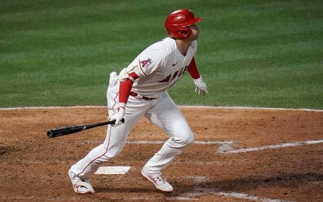【MLB】「15センチも離れた球を…」　大谷翔平、右手1本“悪球フェン直二塁打”に米衝撃