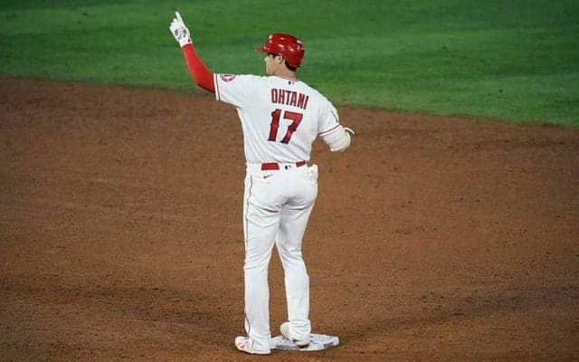 【MLB】「マジかよ」「片手ですよ！」大谷翔平、右手1本のフェン直二塁打に放送席も口あんぐり