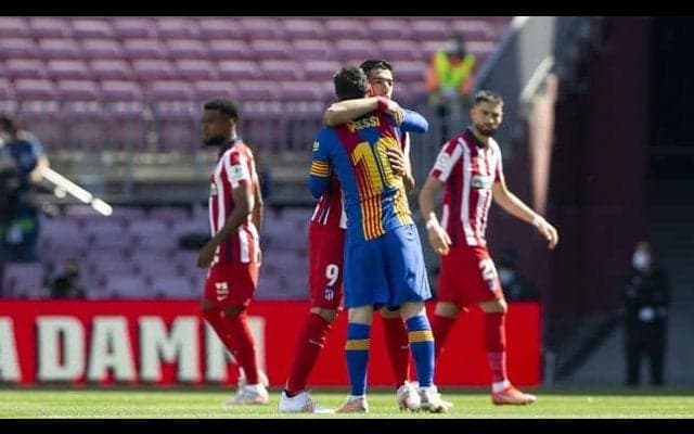 メッシとスアレスはカンプノウで再会 キックオフ直前に抱擁を交わす