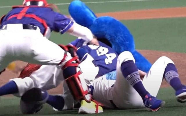 ドアラに襲われたトクサンが“ペコリ謝罪”　あわや直撃の始球式は「論ずるに値しない」