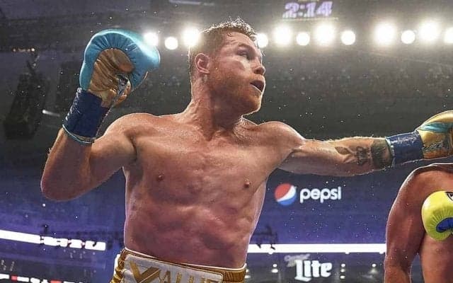 PFP王者カネロがSミドル級3団体統一　8回終了TKOで7万人熱狂、無敗サンダースを撃破