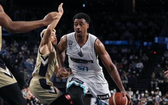 京都が琉球の追い上げを振り切り辛勝…サイモンが第4Qの15得点を含む30得点