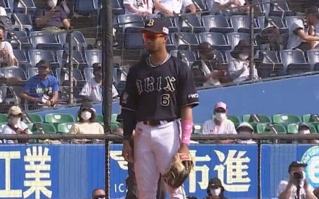 「MLB1人混じってるぞ」　窮地救った15m“超ロングバックトス”が「センスの塊」