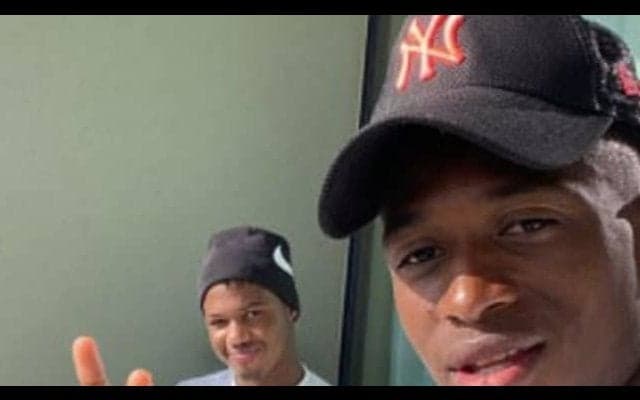 アンス 手術後初めて顔を出す、親友との2ショット写真を公開