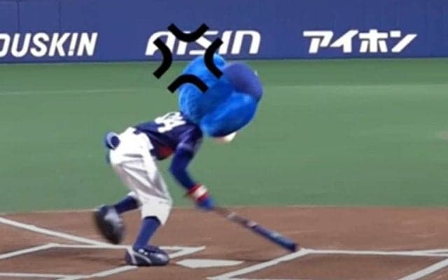 ダッシュで乱闘「さすが、荒ぶる有袋類」　投手に襲い掛かったドアラの意外な“快足”
