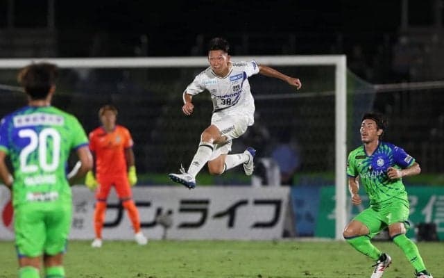 J2“黄金の3連戦”(2)！強力外国人選手ゾクゾク加入、愛媛では「ガンバの未来」パリ世代FWが躍動!!【戸塚啓のJ2のミカタ】