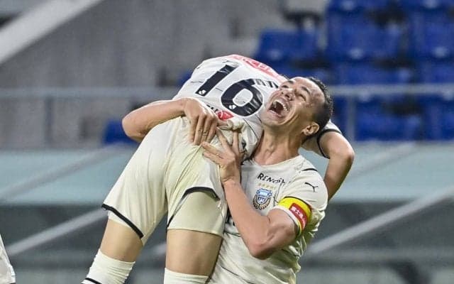 ダミアンと長谷川竜也「DAZNには映らなかった得点直後の“担ぎ上げて360度振り回し”」