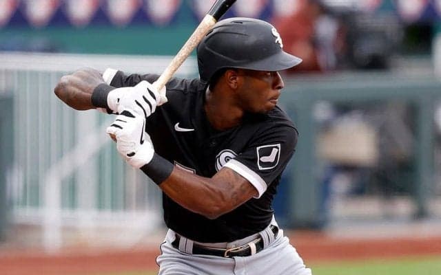 【MLB】大暴投に飛びつき懸命スイング…　打者自身も笑っちゃった“ジャンピング空振り”