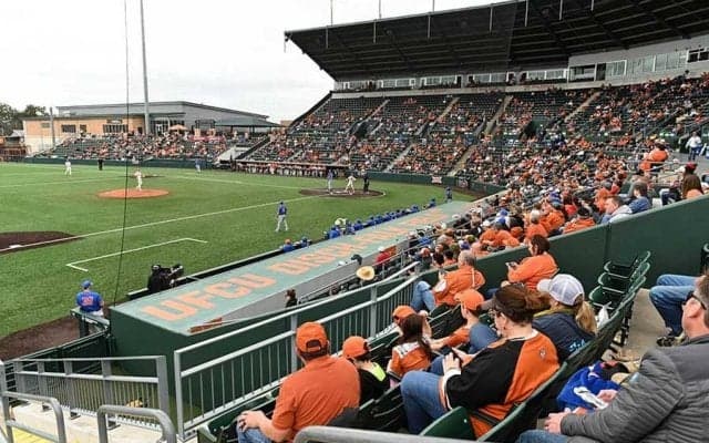 トラウト級の本塁打キャッチ？　米大学生のジャンプ一番→“体ひねり好捕”に米称賛