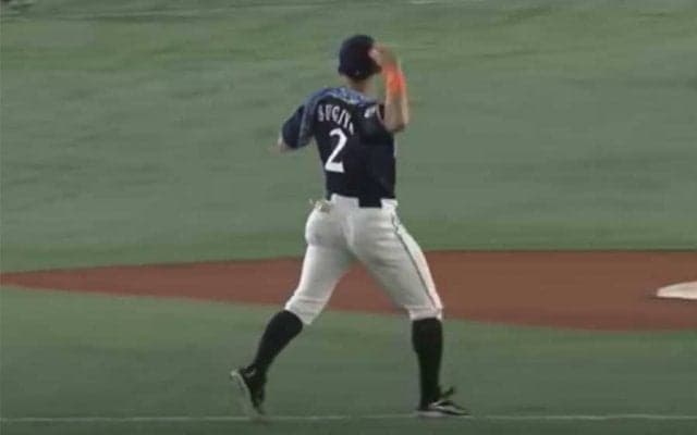 日ハム杉谷の美技が「普通に上手すぎ」　振り向きざま“ジャンピング送球”に拍手喝采