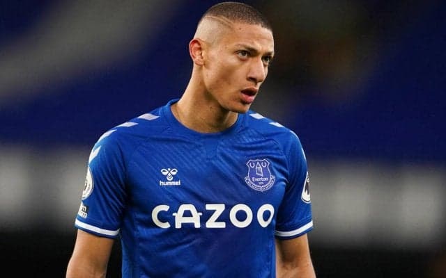 エデルソンがリシャルリソンの頭をバリカンで刈る！見事な\"大五郎カット\"に変貌