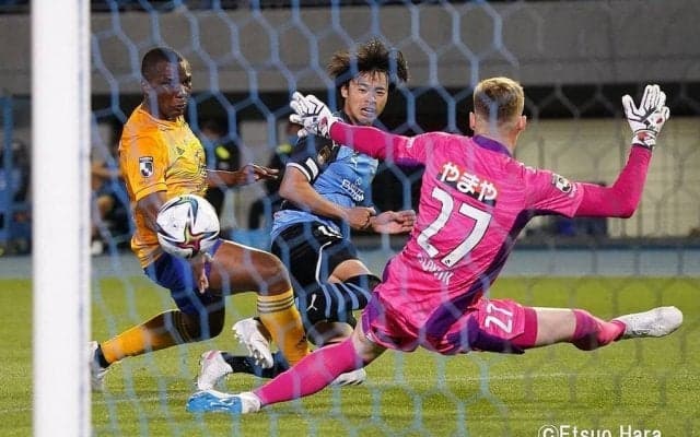 「カマン・ガイズ。シュウチュウ！」で引き分けに持ち込んだ仙台　原悦生PHOTOギャラリー「サッカー遠近」　川崎ー仙台