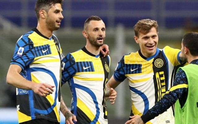 インテルMFがまさかの失態…派手なユニフォームで新ロゴを披露も1人だけ仲間外れ