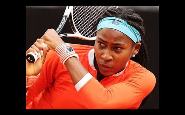 17歳ガウフ 女王棄権で4強