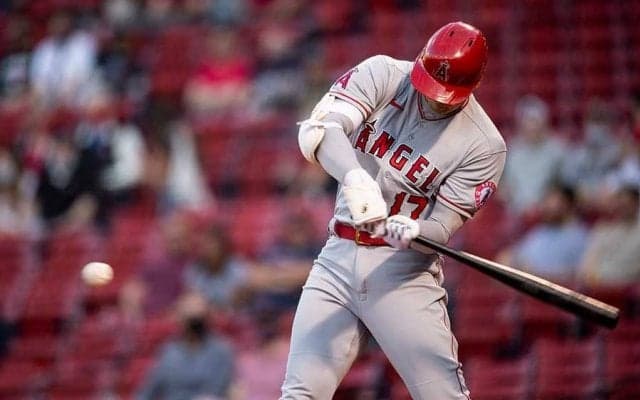 【MLB】大谷翔平は「笑えるくらい凄い」　泳ぎながらグリーンモンスター越え弾に米驚愕