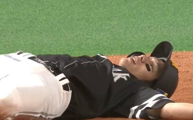 鷹・柳田悠岐は「ベースで寝る人」　三塁打直後の“珍行動”が「何度見ても面白い」