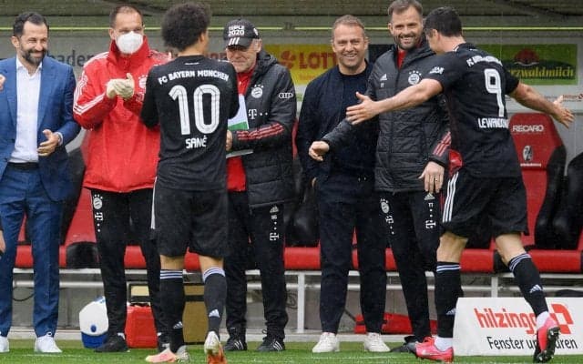 選手とスタッフが花道を…レヴァンドフスキの記録達成にスペシャルなゴールセレブレーション